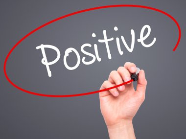 Adam el pozitif siyah kalemi ile görsel ekranda yazma.