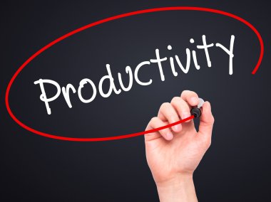 Adam el verimlilik ile siyah kalemi görsel dağ eteğindeki taş yığını üzerinde yazma.