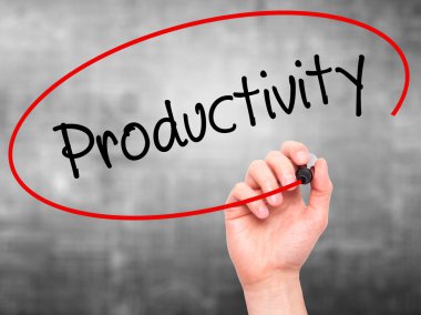 Adam el verimlilik ile siyah kalemi görsel dağ eteğindeki taş yığını üzerinde yazma.