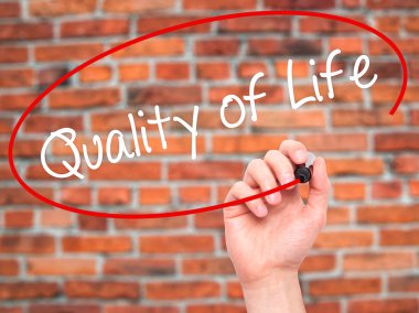 Adam el yazma yaşam kalitesini görsel scr üzerinde siyah kalemi