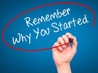 Adam el ile siyah kalemi v üzerinde yazma hatırlıyorum neden başladın