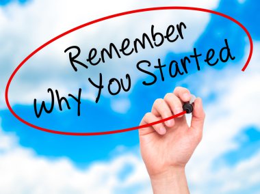 Adam el ile siyah kalemi v üzerinde yazma hatırlıyorum neden başladın