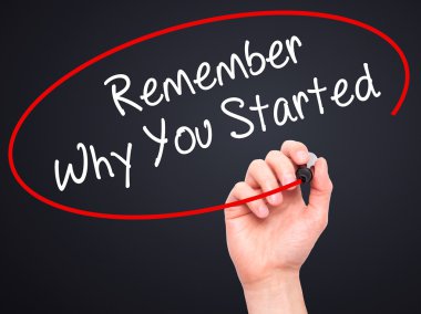 Adam el ile siyah kalemi v üzerinde yazma hatırlıyorum neden başladın