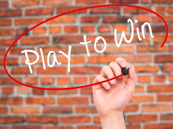 Человек пишет Play to Win черным маркером на визуальном экране — стоковое фото