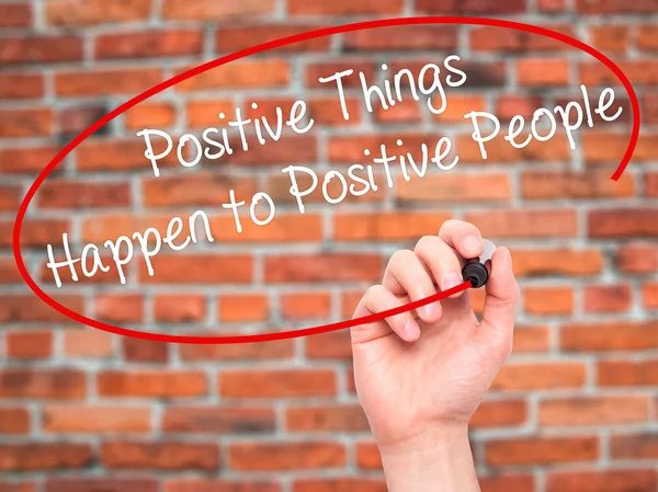 Mann Hand schreiben positive Dinge passieren positive Menschen mit — Stockfoto