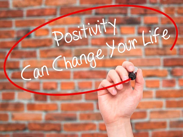 Hombre Escritura a mano La positividad puede cambiar tu vida con una marca negra —  Fotos de Stock