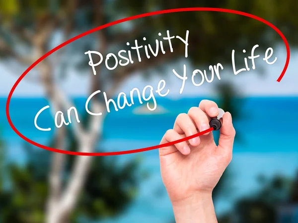 Man Hand schrijven positiviteit kan uw leven met zwarte vlek veranderen — Stockfoto