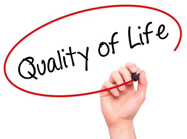 Man Hand writing Quality of Life with black marker on visual scr — Stock Photo, Image