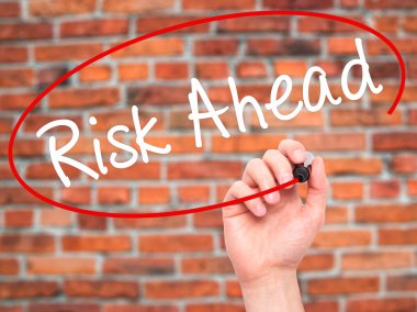 Adam el risk devam görsel ekranda siyah kalemi ile yazma