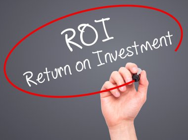 Adam el yatırım getirisi yatırım getirisi üzerinde siyah kalemi ile yazma 