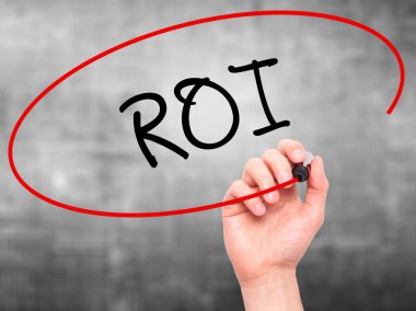 Adam el ile siyah kalemi o ROI (yatırım getirisi) yazma