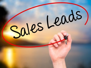 Adam el satış fırsatları ile siyah kalemi görsel ekranda yazma