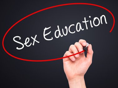 Adam el cinsel eğitim ile siyah kalemi görsel dağ eteğindeki taş yığını üzerinde yazma.