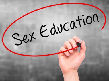 Adam el cinsel eğitim ile siyah kalemi görsel dağ eteğindeki taş yığını üzerinde yazma.