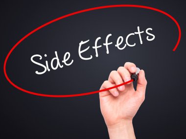 Adam el yan etkiler ile siyah kalemi görsel ekranda yazma.