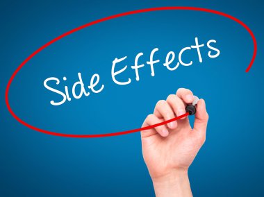 Adam el yan etkiler ile siyah kalemi görsel ekranda yazma.