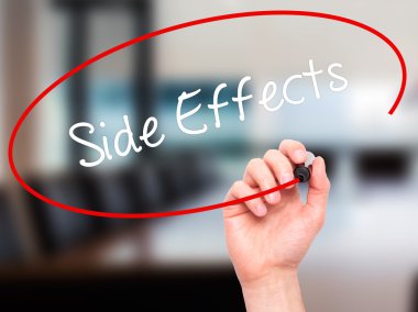 Adam el yan etkiler ile siyah kalemi görsel ekranda yazma.