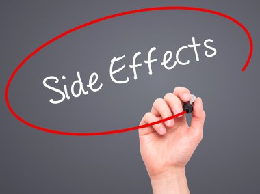 Adam el yan etkiler ile siyah kalemi görsel ekranda yazma.