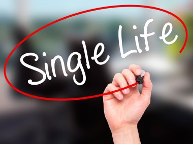 Adam el tek hayat ile siyah kalemi görsel ekranda yazma.