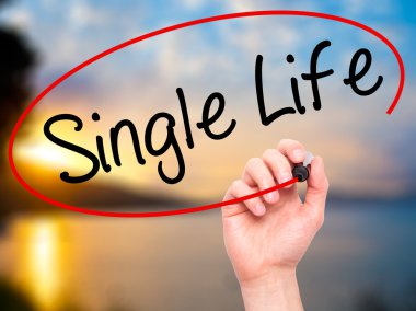 Adam el tek hayat ile siyah kalemi görsel ekranda yazma.