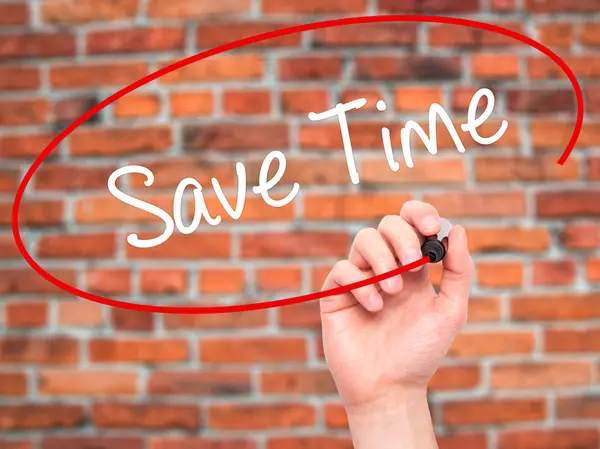 Человек пишет Save Time черным маркером на визуальном экране — стоковое фото