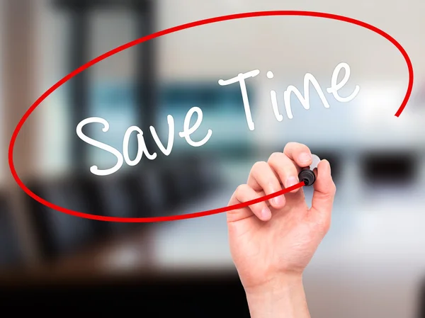 Человек пишет Save Time черным маркером на визуальном экране — стоковое фото