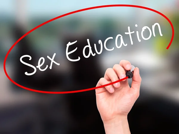 Człowiek w zapasie pismo edukacji seksualnej z czarnego markera na wizualne piargi — Zdjęcie stockowe
