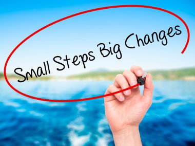 Adam el küçük adımlar büyük değişiklikler ile siyah kalemi VI üzerinde yazma.