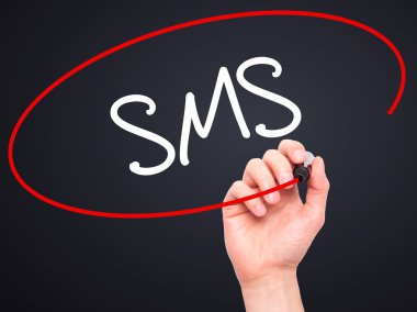 Adam el ile siyah kalemi SMS (kısa mesaj servisi) yazma