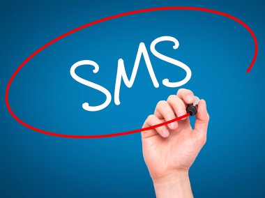 Adam el ile siyah kalemi SMS (kısa mesaj servisi) yazma