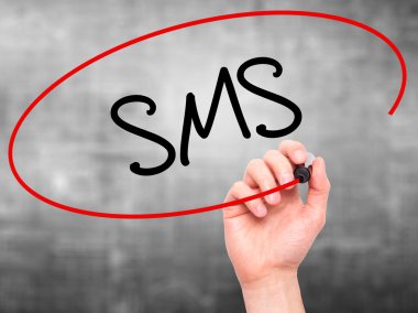 Adam el ile siyah kalemi SMS (kısa mesaj servisi) yazma