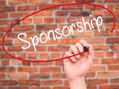 Adam el sponsorluk ile siyah kalemi görsel ekranda yazma.