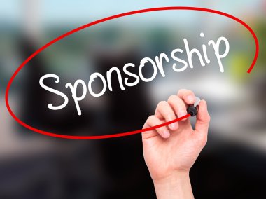 Adam el sponsorluk ile siyah kalemi görsel ekranda yazma.