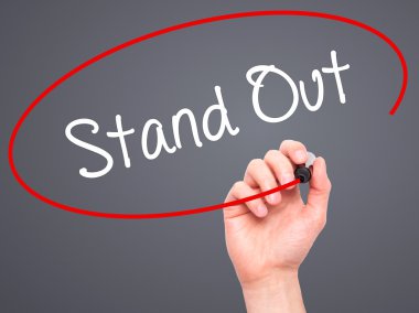 Adam el stand dışarı görsel ekranda siyah kalemi ile yazma