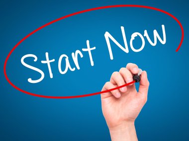 Adam el ile siyah kalemi görsel ekranda şimdi Başlat yazma