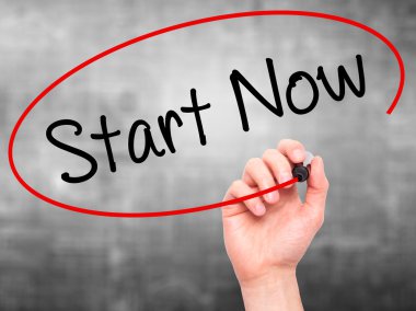 Adam el ile siyah kalemi görsel ekranda şimdi Başlat yazma