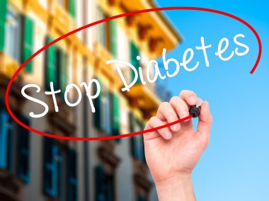 Adam el durdurmak diyabet ile siyah kalemi görsel dağ eteğindeki taş yığını üzerinde yazma.