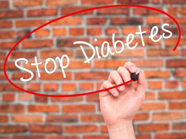 Adam el durdurmak diyabet ile siyah kalemi görsel dağ eteğindeki taş yığını üzerinde yazma.