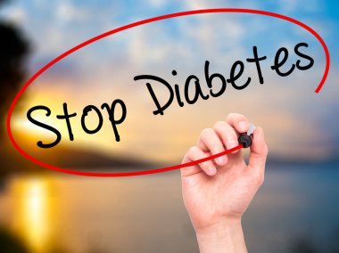 Adam el durdurmak diyabet ile siyah kalemi görsel dağ eteğindeki taş yığını üzerinde yazma.