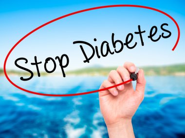 Adam el durdurmak diyabet ile siyah kalemi görsel dağ eteğindeki taş yığını üzerinde yazma.