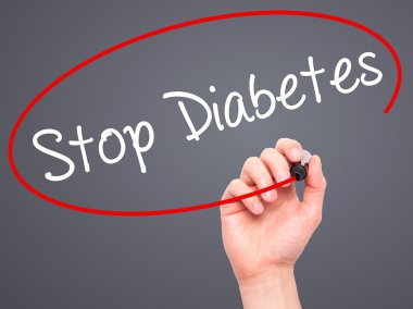 Adam el durdurmak diyabet ile siyah kalemi görsel dağ eteğindeki taş yığını üzerinde yazma.