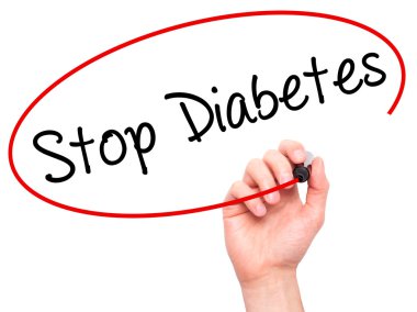 Adam el durdurmak diyabet ile siyah kalemi görsel dağ eteğindeki taş yığını üzerinde yazma.