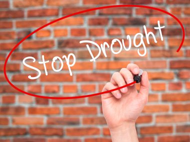 Adam el durdurmak kuraklık ile siyah kalemi görsel dağ eteğindeki taş yığını üzerinde yazma.