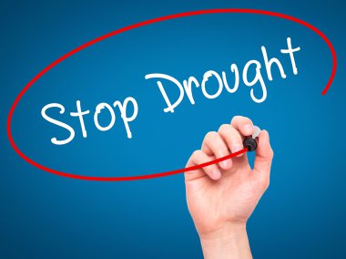 Adam el durdurmak kuraklık ile siyah kalemi görsel dağ eteğindeki taş yığını üzerinde yazma.