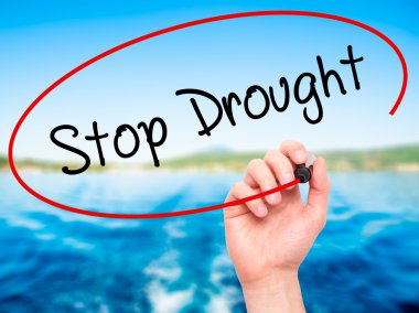 Adam el durdurmak kuraklık ile siyah kalemi görsel dağ eteğindeki taş yığını üzerinde yazma.