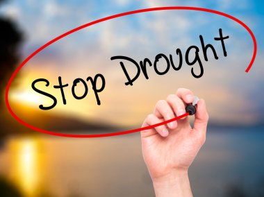 Adam el durdurmak kuraklık ile siyah kalemi görsel dağ eteğindeki taş yığını üzerinde yazma.