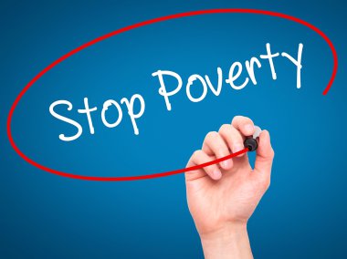 Adam el durdurmak yoksulluk ile siyah kalemi görsel dağ eteğindeki taş yığını üzerinde yazma.