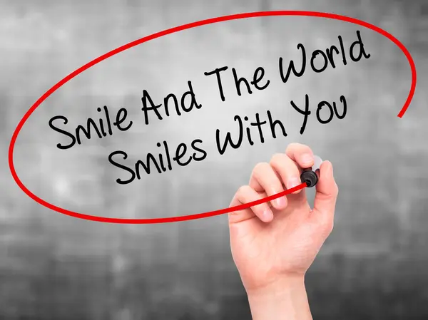 Man Hand writing Smile And The World Smiles To You with black ma — Stock Photo, Image