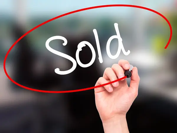 Man Hand writing Sold with black marker on visual screen — Stock Photo, Image