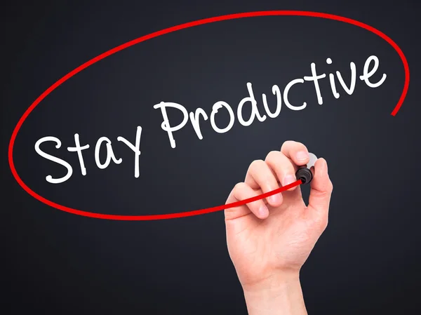 Человек, пишущий Stay Productive с черным маркером на визуальном шраме — стоковое фото